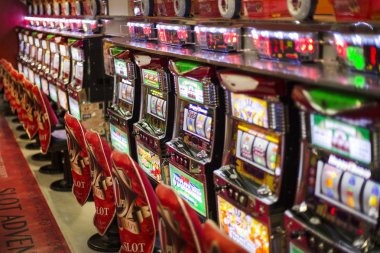Live blackjack table on kawanjitu mobile with dealer, cards, and live chat